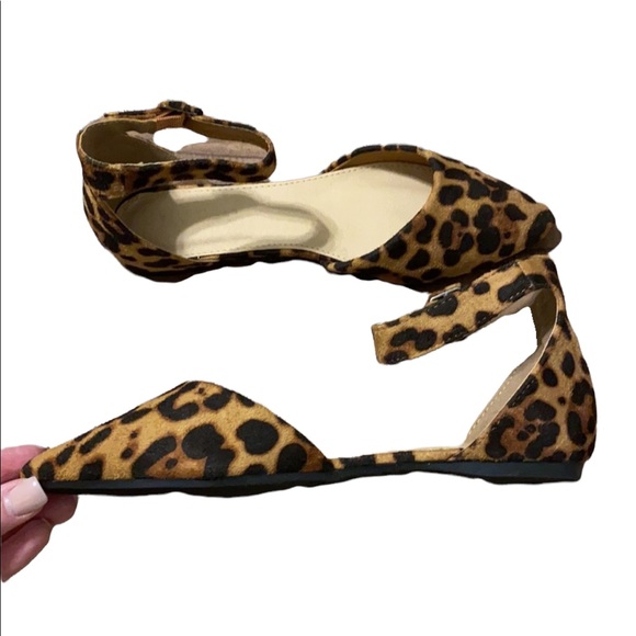 Leopard Suede flats with ankle buckle accent - Picture 4 of 6